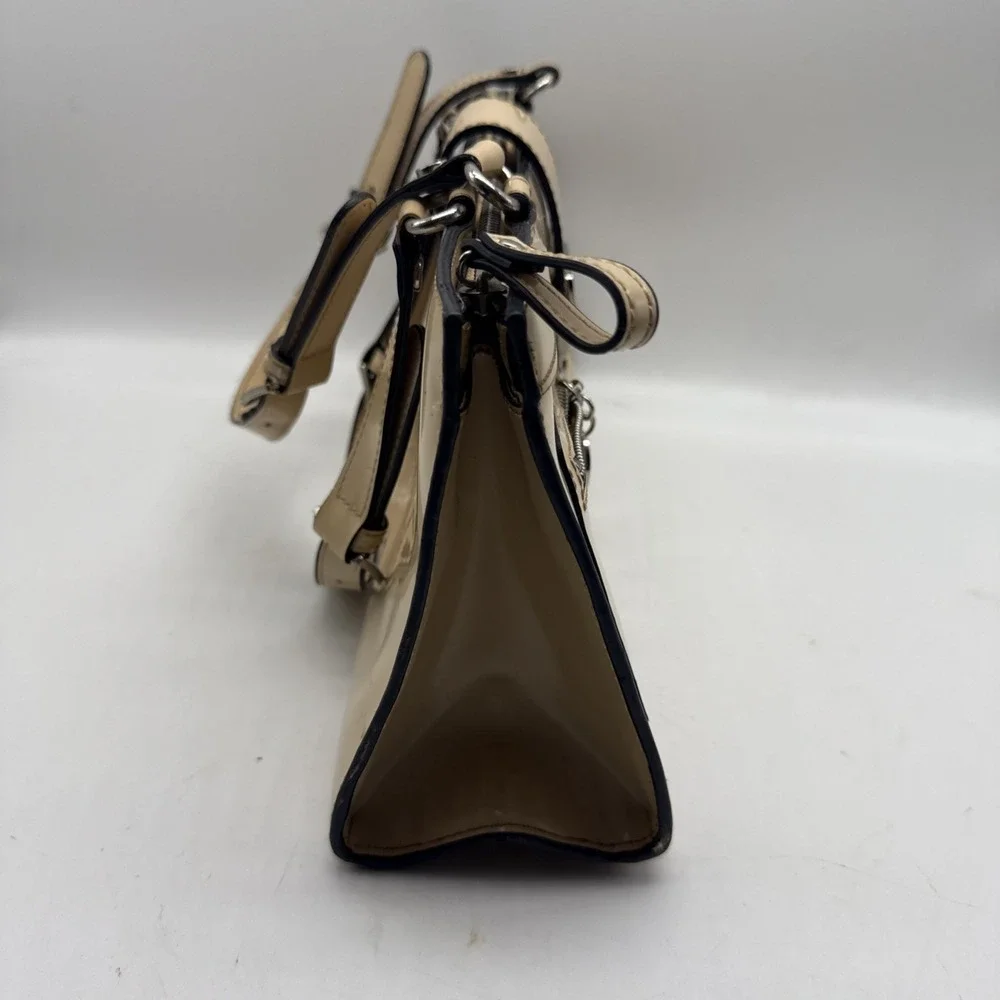Vtg‎ Guess Purse Womens Handbag Tan Patent Leather Top Handle Buckle Y2K